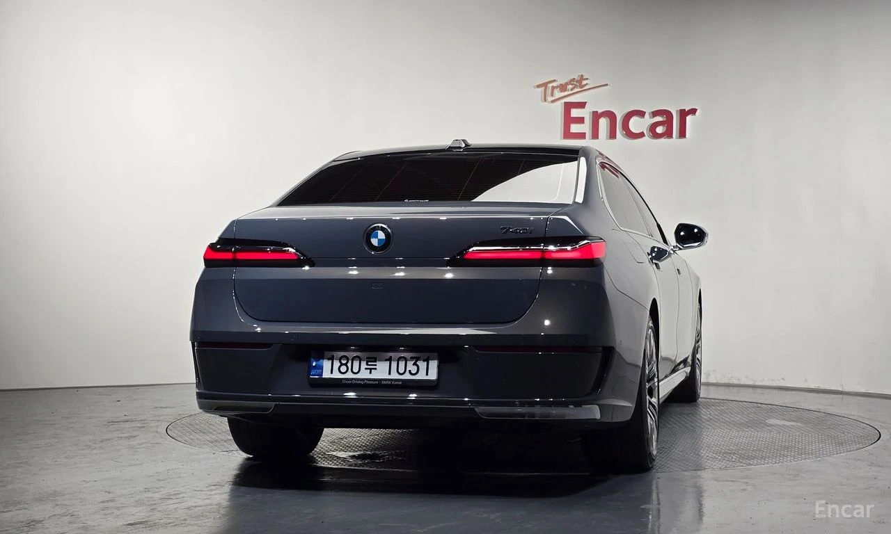 BMW 740 BOWER* WILKINS* ОБДУХВАНЕ* ДИСТРОНИК* ХЕДЪП* 360КА, снимка 4 - Автомобили и джипове - 56300921