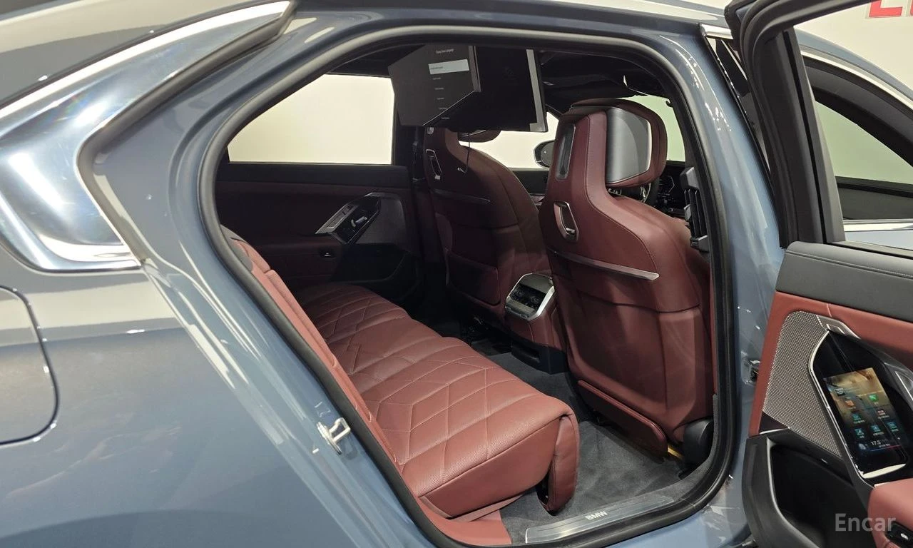 BMW 740 BOWER* WILKINS* ОБДУХВАНЕ* ДИСТРОНИК* ХЕДЪП* 360КА, снимка 13 - Автомобили и джипове - 56300921
