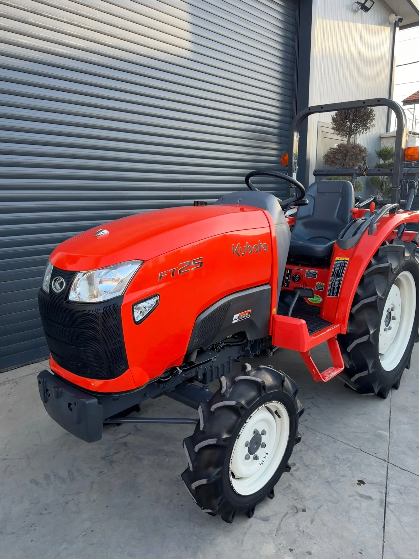 Трактор Kubota FT25 НЕРАЗЛИЧИМ ОТ НОВ, снимка 3 - Селскостопанска техника - 54431395