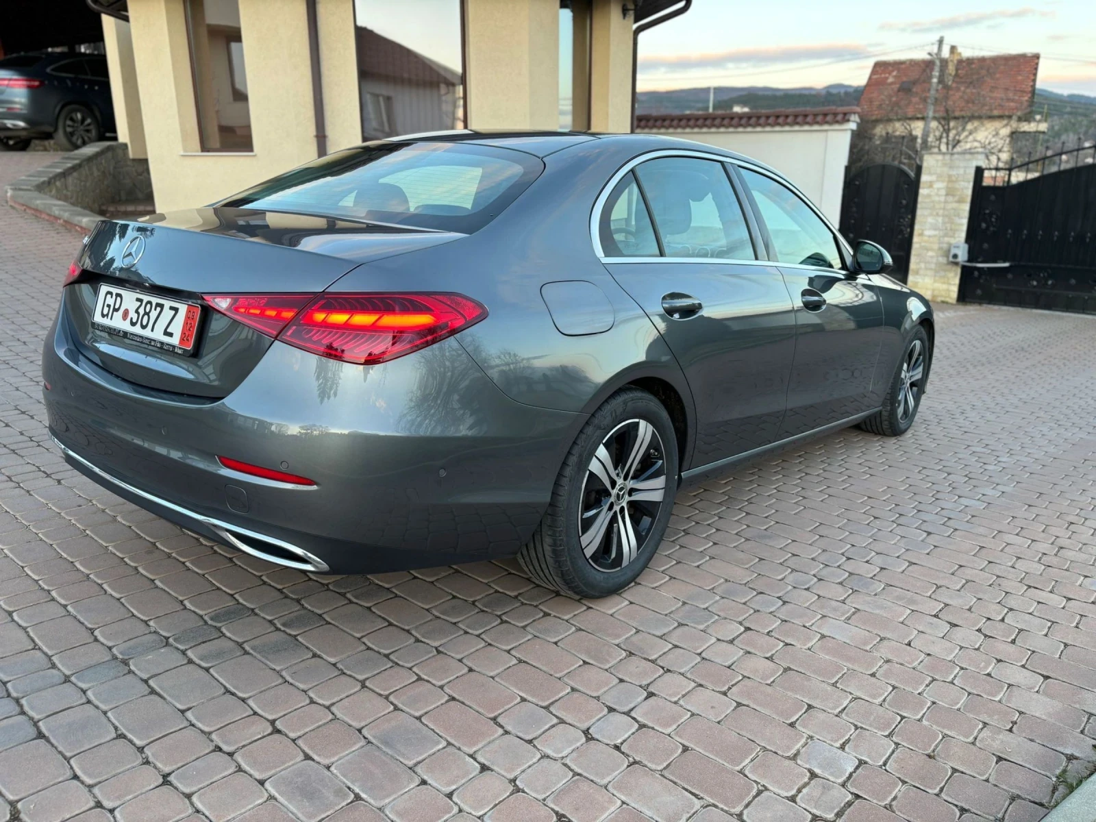 Mercedes-Benz C 220  В гаранция! 46300км. - изображение 2