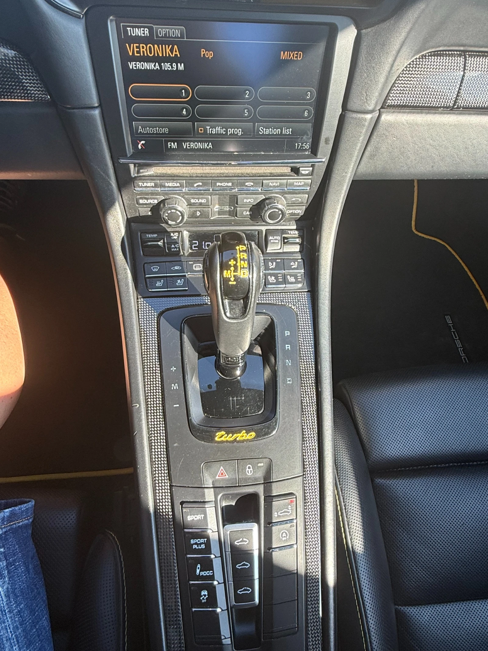 Porsche 911 / Turbo S / PDLS / Carbon Ceramic / Burmester / , снимка 13 - Автомобили и джипове - 55007618