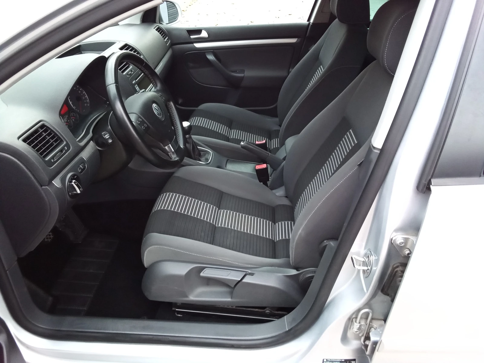VW Golf 1.6i-102kc., снимка 10 - Автомобили и джипове - 56683243