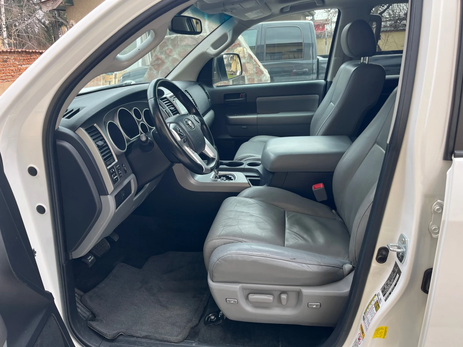 Toyota Sequoia 5.7 v8 4x4, снимка 10 - Автомобили и джипове - 53863912