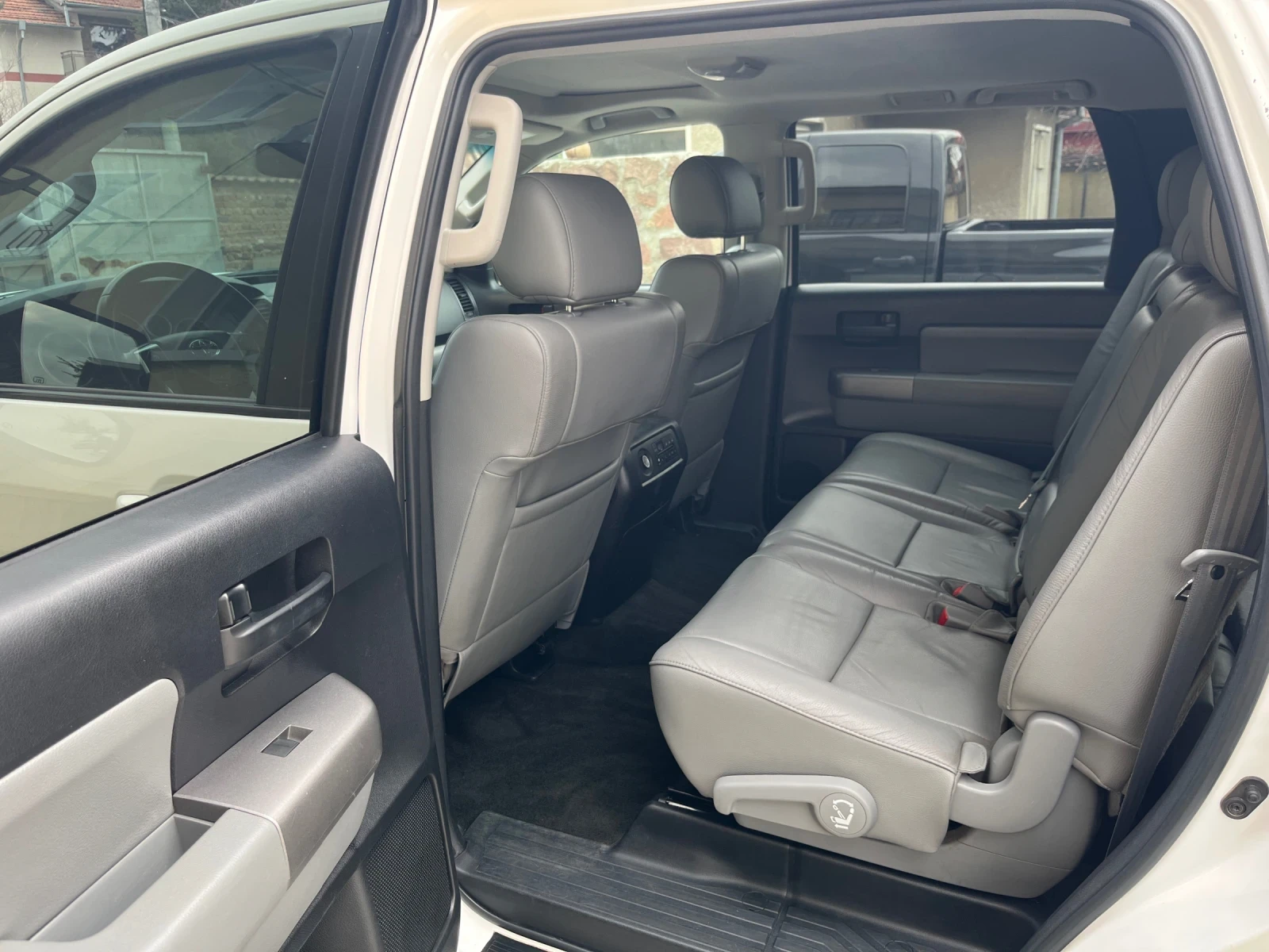 Toyota Sequoia 5.7 v8 4x4, снимка 12 - Автомобили и джипове - 53863912