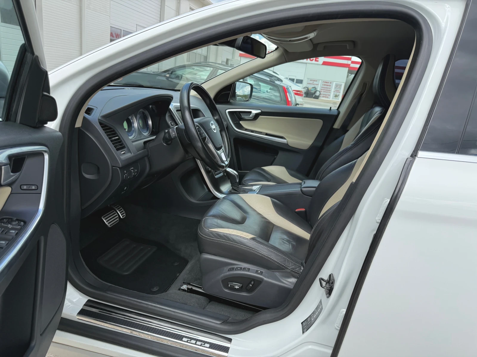 Volvo XC60 R Design* D5* 215Hp* 4x4* Xenon* Automat* Navi* , снимка 8 - Автомобили и джипове - 53989225