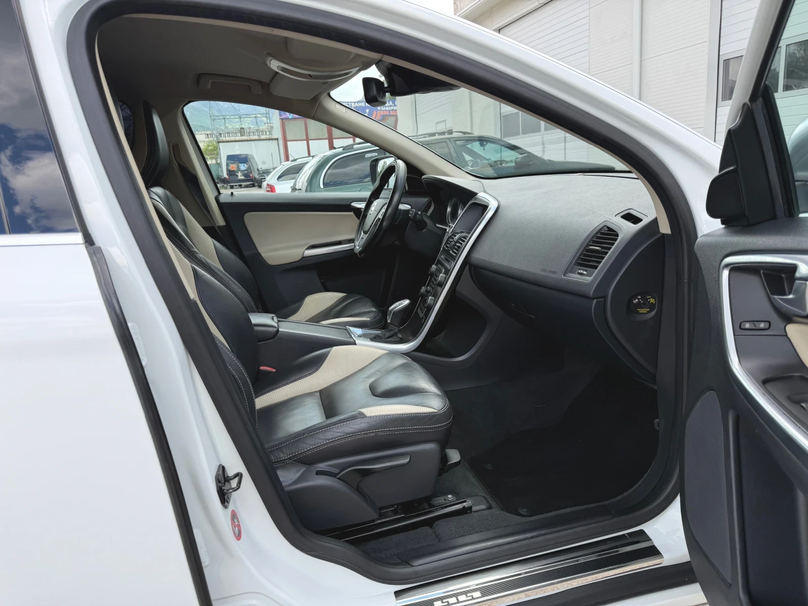 Volvo XC60 R Design* D5* 215Hp* 4x4* Xenon* Automat* Navi* , снимка 10 - Автомобили и джипове - 53989225