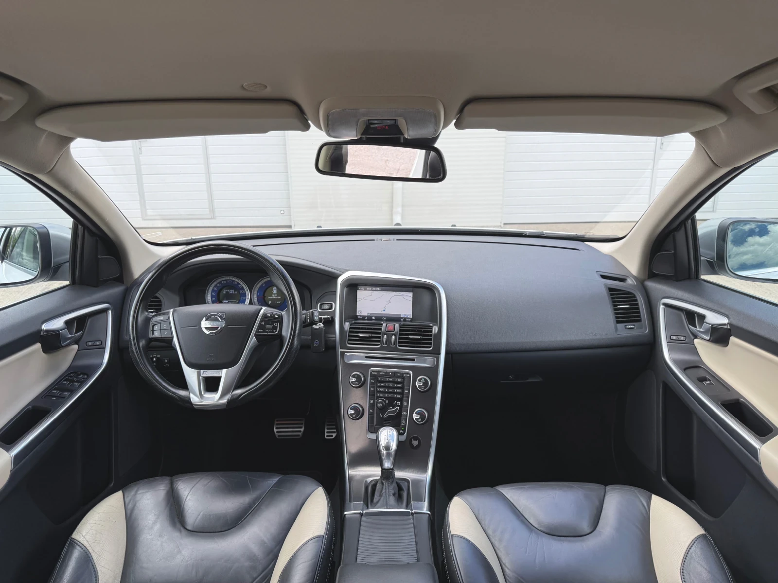Volvo XC60 R Design* D5* 215Hp* 4x4* Xenon* Automat* Navi* , снимка 9 - Автомобили и джипове - 53989225