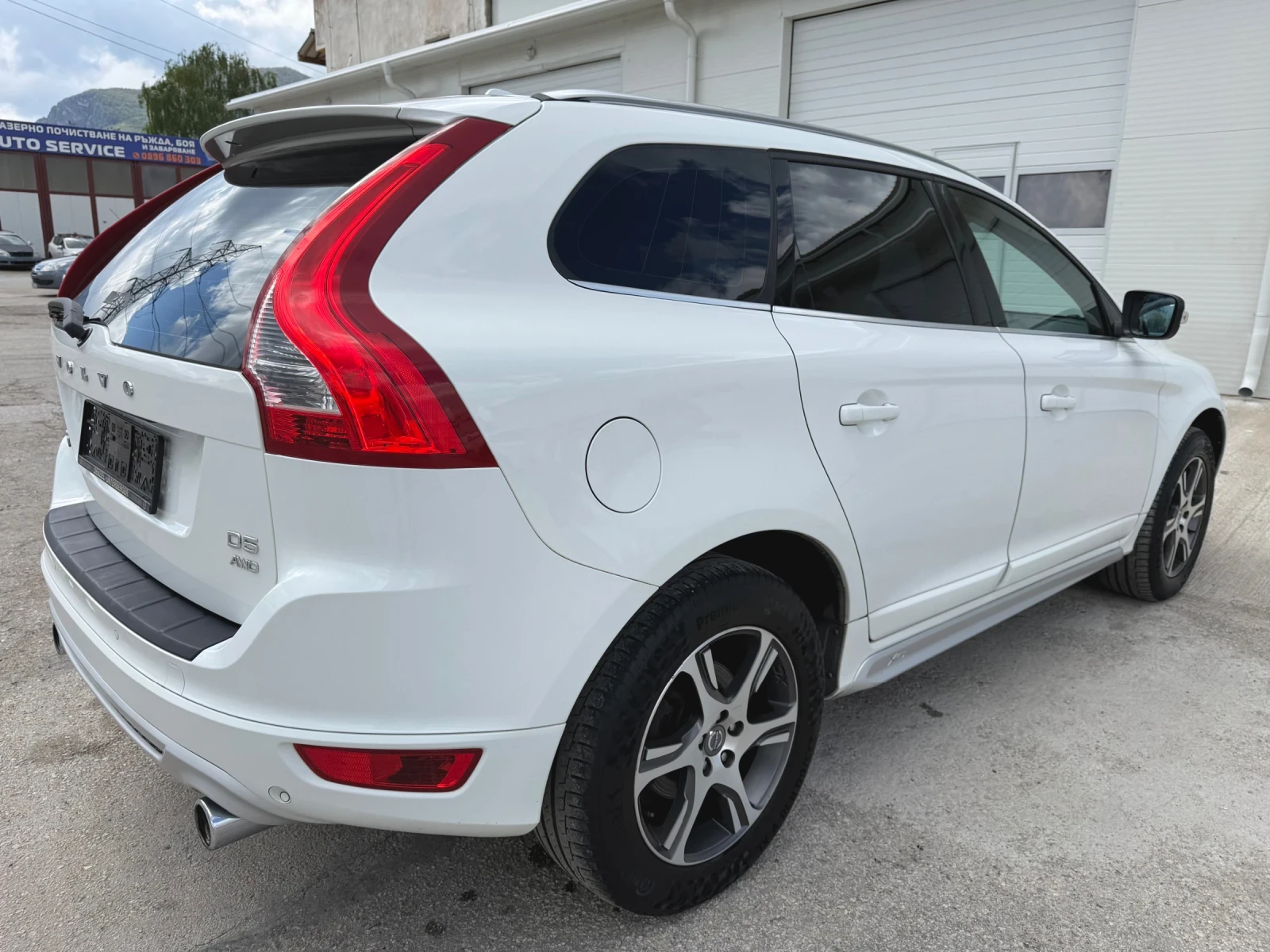 Volvo XC60 R Design* D5* 215Hp* 4x4* Xenon* Automat* Navi* , снимка 6 - Автомобили и джипове - 53989225