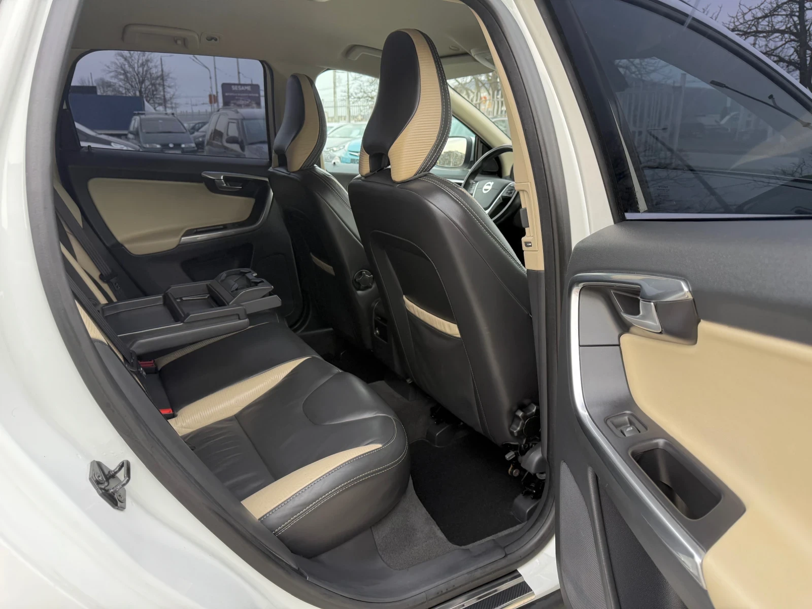 Volvo XC60 R Design* D5* 215Hp* 4x4* Xenon* Automat* Navi* , снимка 12 - Автомобили и джипове - 53989225