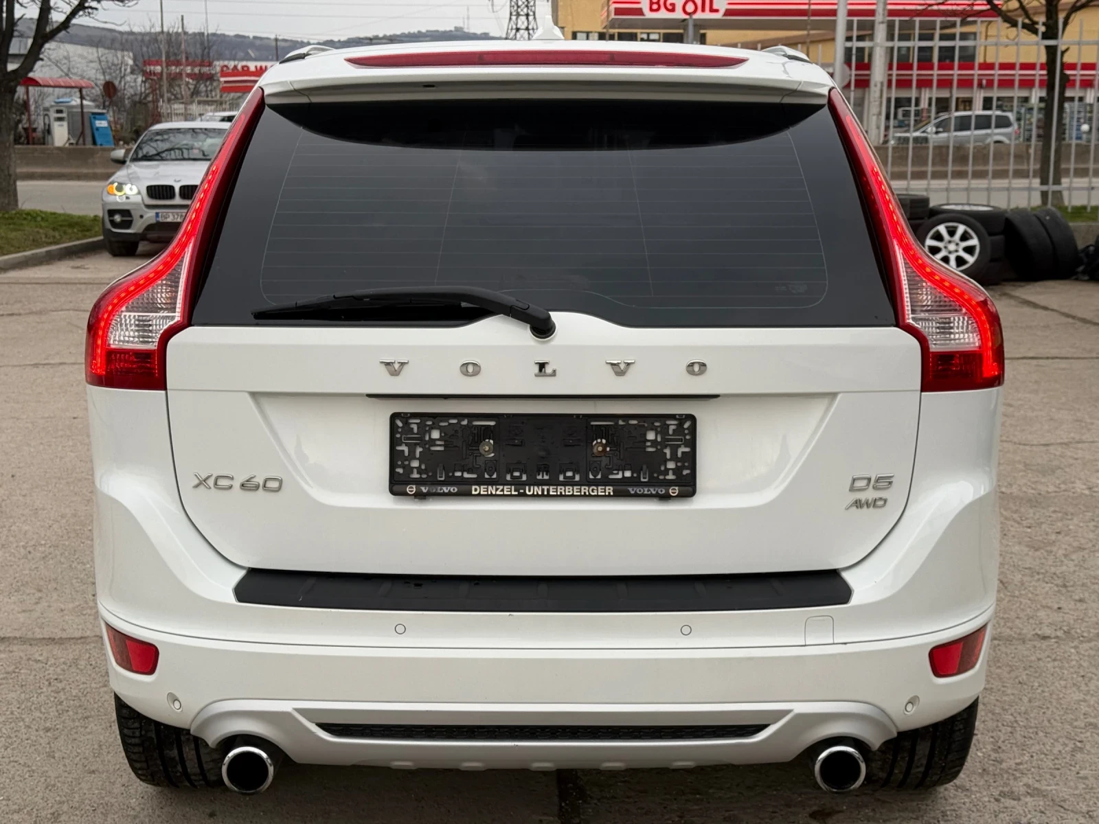 Volvo XC60 R Design* D5* 215Hp* 4x4* Xenon* Automat* Navi* , снимка 3 - Автомобили и джипове - 53989225