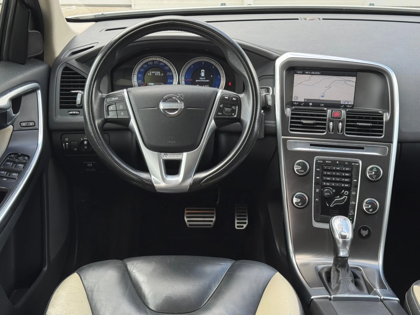 Volvo XC60 R Design* D5* 215Hp* 4x4* Xenon* Automat* Navi* , снимка 11 - Автомобили и джипове - 53989225