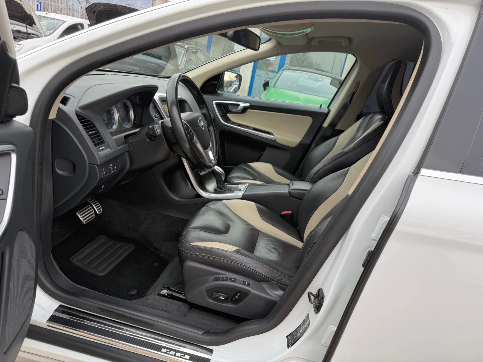 Volvo XC60 R Design* D5* 215Hp* 4x4* Xenon* Automat* Navi* , снимка 7 - Автомобили и джипове - 53989225