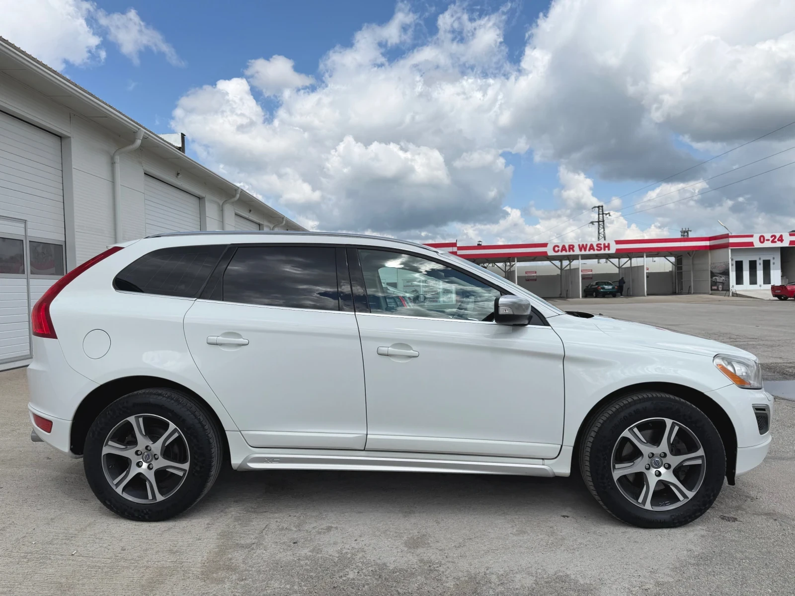 Volvo XC60 R Design* D5* 215Hp* 4x4* Xenon* Automat* Navi* , снимка 2 - Автомобили и джипове - 53989225