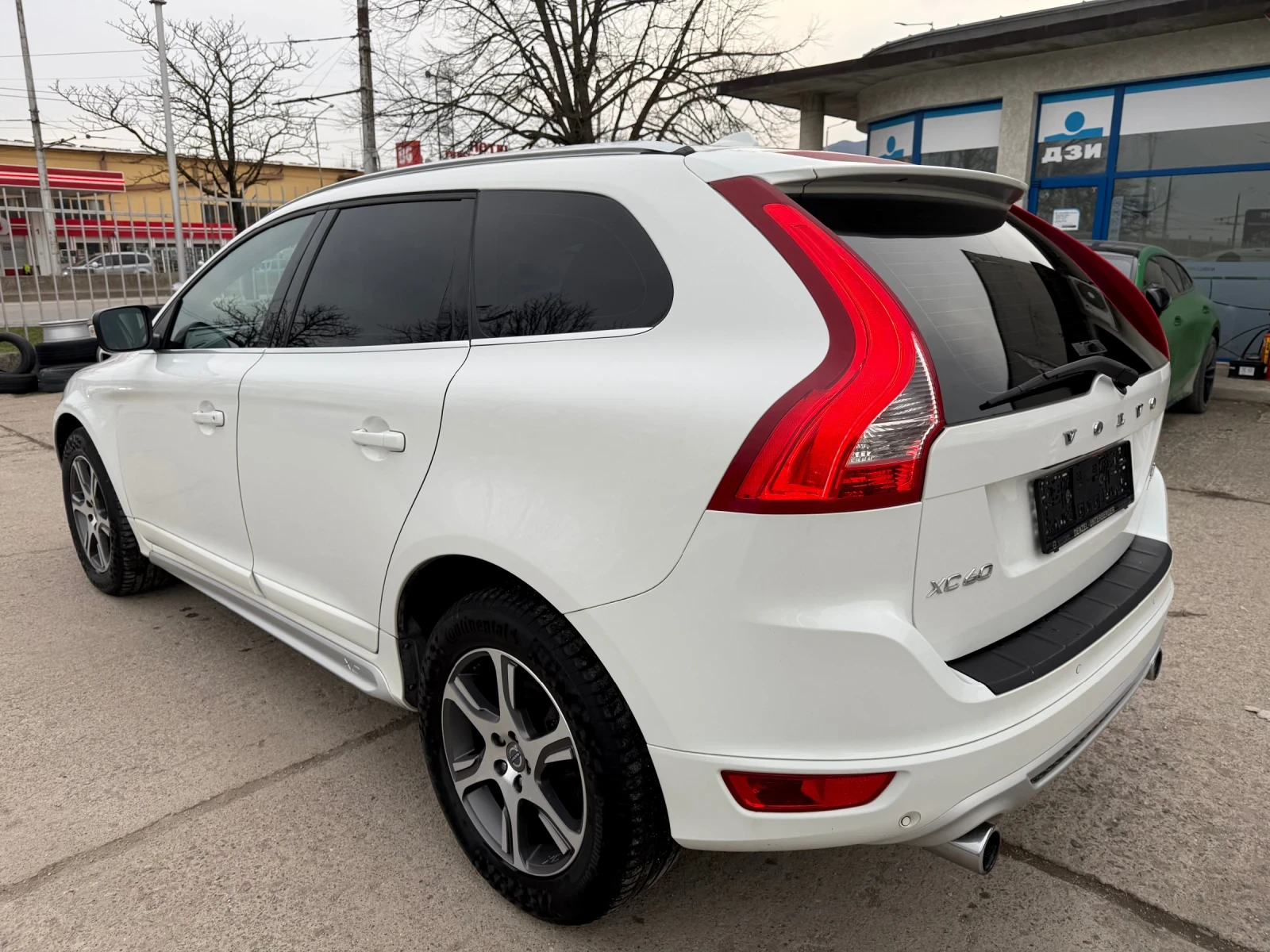 Volvo XC60 R Design* D5* 215Hp* 4x4* Xenon* Automat* Navi* , снимка 2 - Автомобили и джипове - 53989225