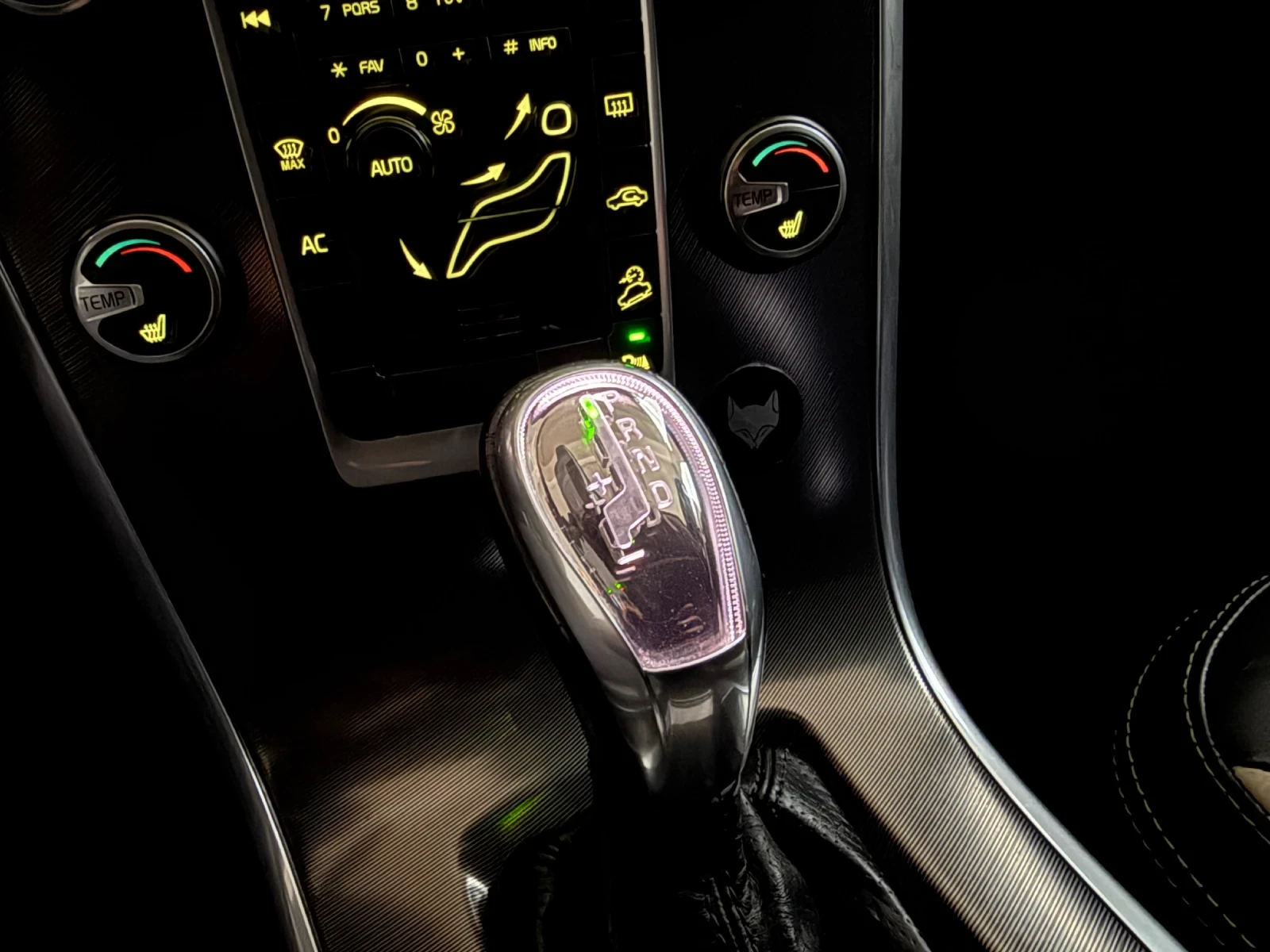 Volvo XC60 R Design* D5* 215Hp* 4x4* Xenon* Automat* Navi* , снимка 17 - Автомобили и джипове - 53989225