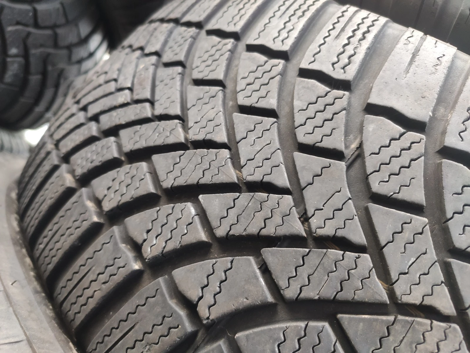 Гуми Зимни 225/50R18, снимка 5 - Гуми и джанти - 56725879