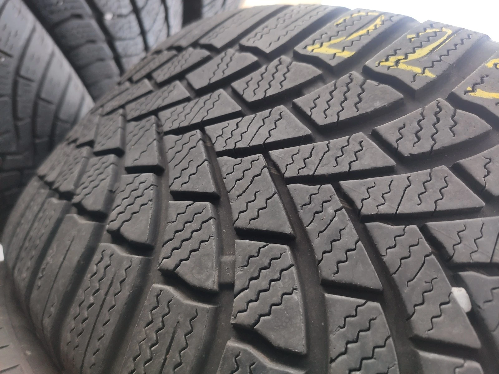 Гуми Зимни 225/50R18, снимка 4 - Гуми и джанти - 56725879