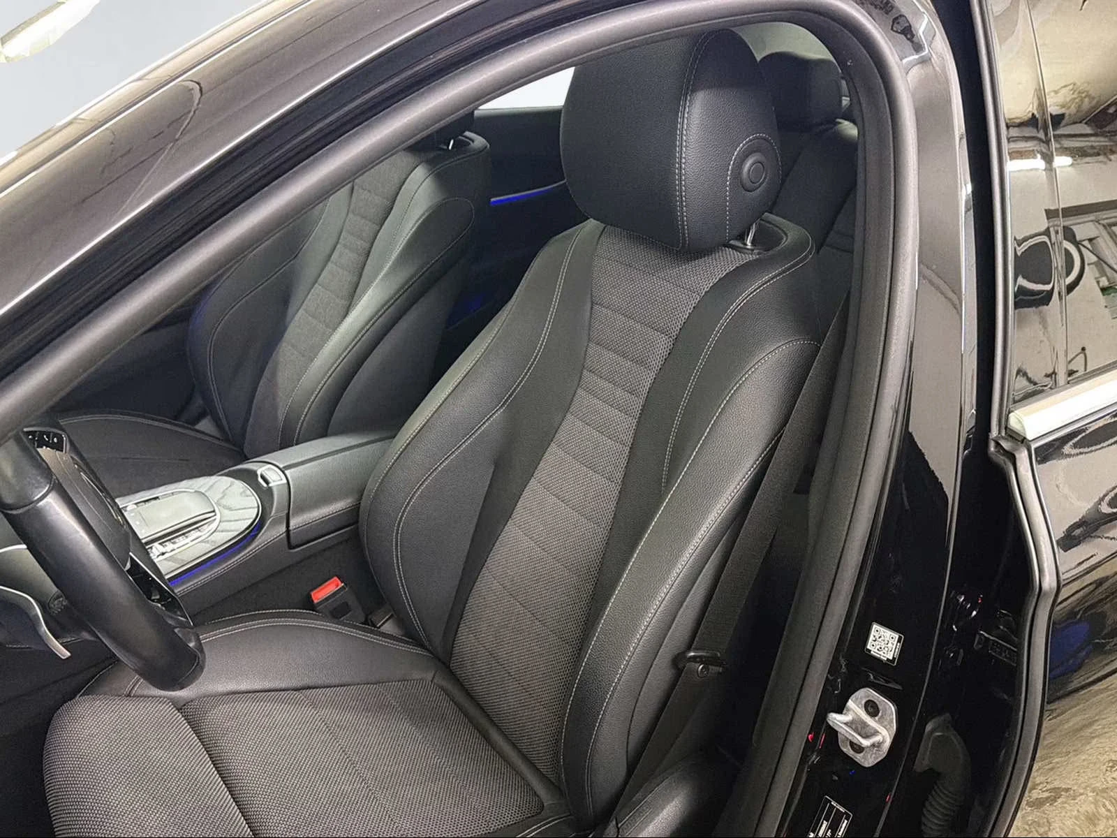 Mercedes-Benz E 220 d/AVANTGARDE/194HP/PANO/360/MEMO/AHK/LED/925g, снимка 8 - Автомобили и джипове - 53834153