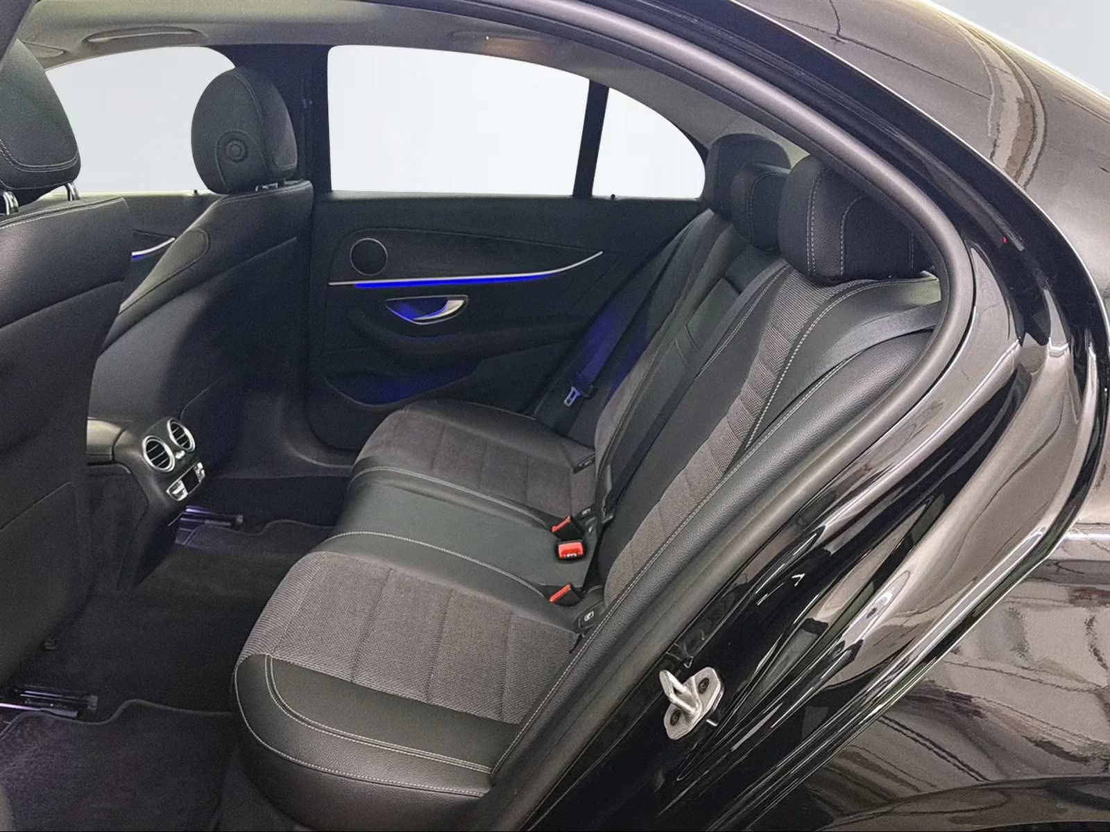 Mercedes-Benz E 220 d/AVANTGARDE/194HP/PANO/360/MEMO/AHK/LED/925g, снимка 16 - Автомобили и джипове - 53834153