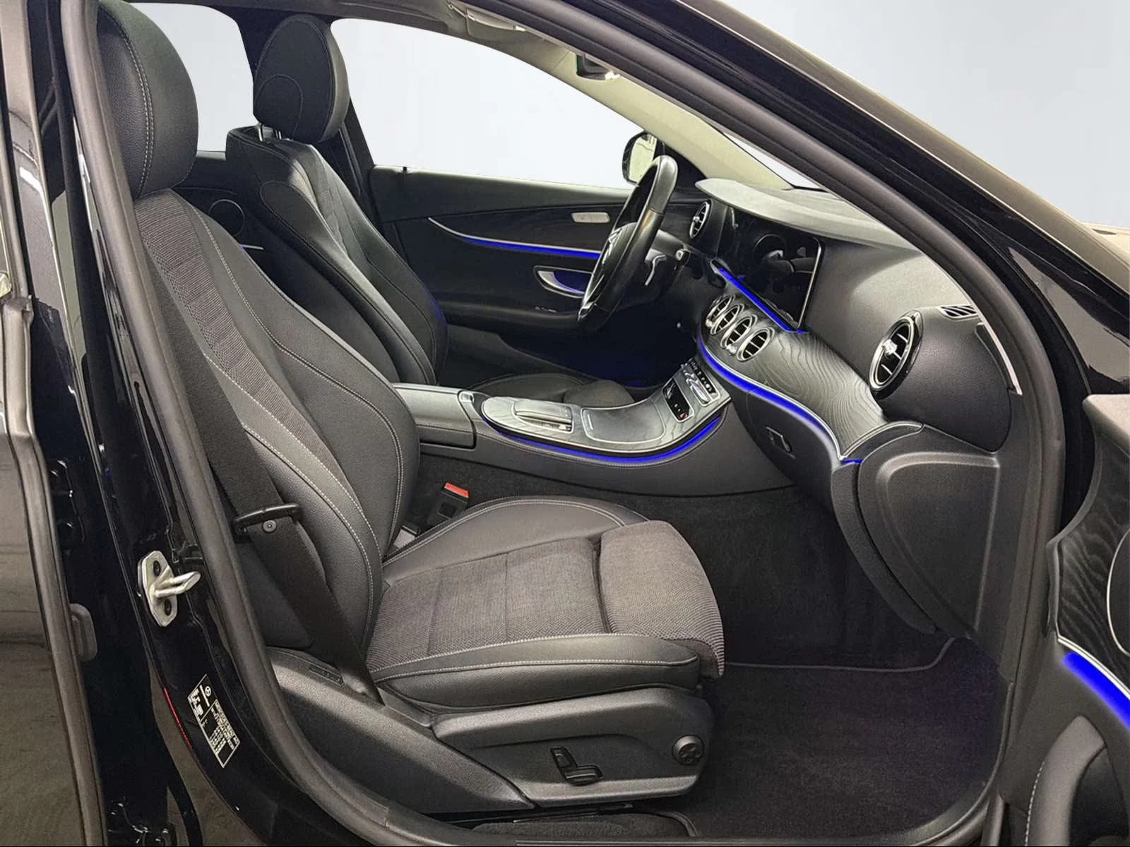 Mercedes-Benz E 220 d/AVANTGARDE/194HP/PANO/360/MEMO/AHK/LED/925g, снимка 15 - Автомобили и джипове - 53834153