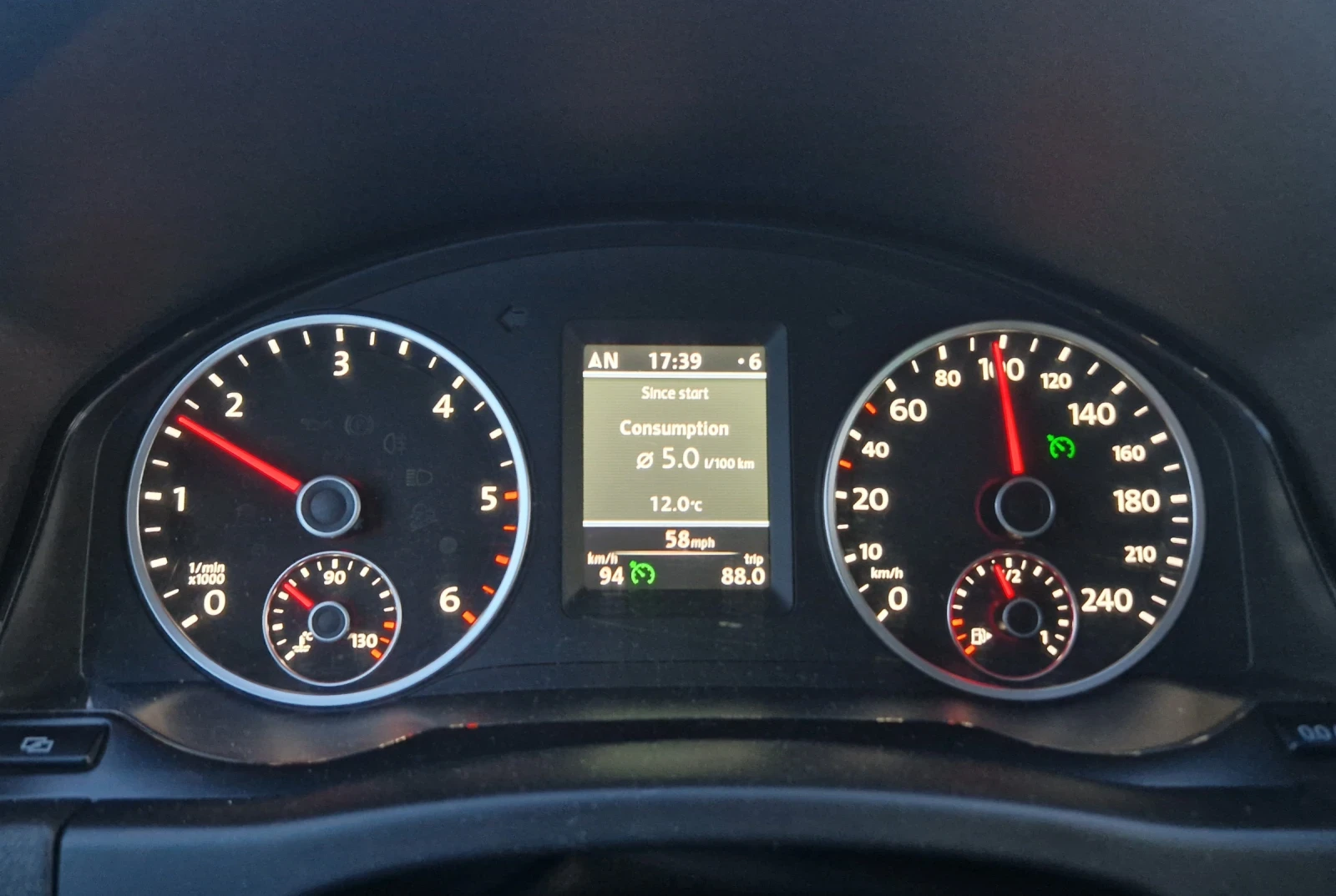 VW Tiguan Джип, снимка 14 - Автомобили и джипове - 47498578