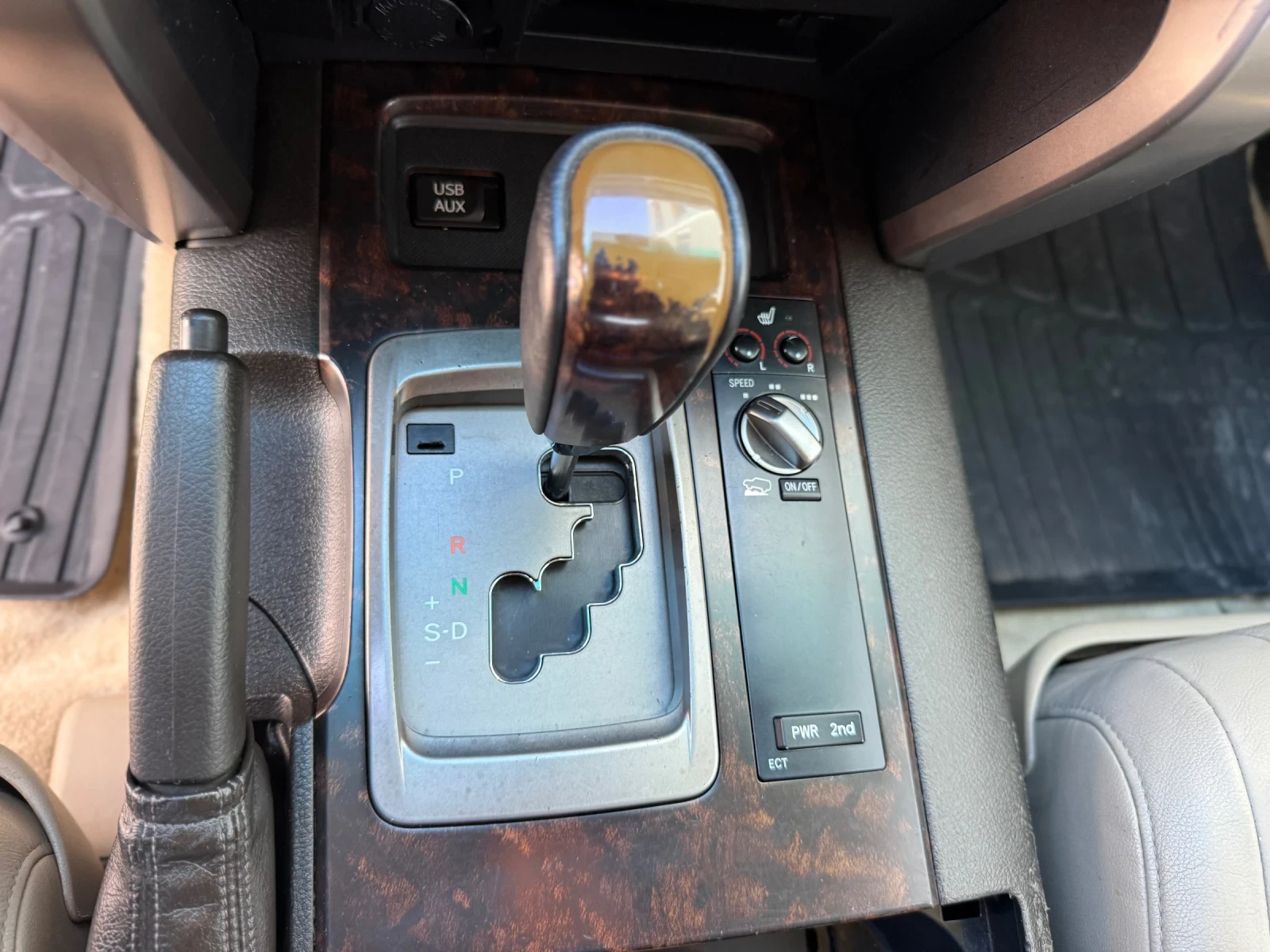 Toyota Land cruiser J200+ V8+ ECT-i+ LPG+ 4x4+ Kожа, снимка 14 - Автомобили и джипове - 54405494