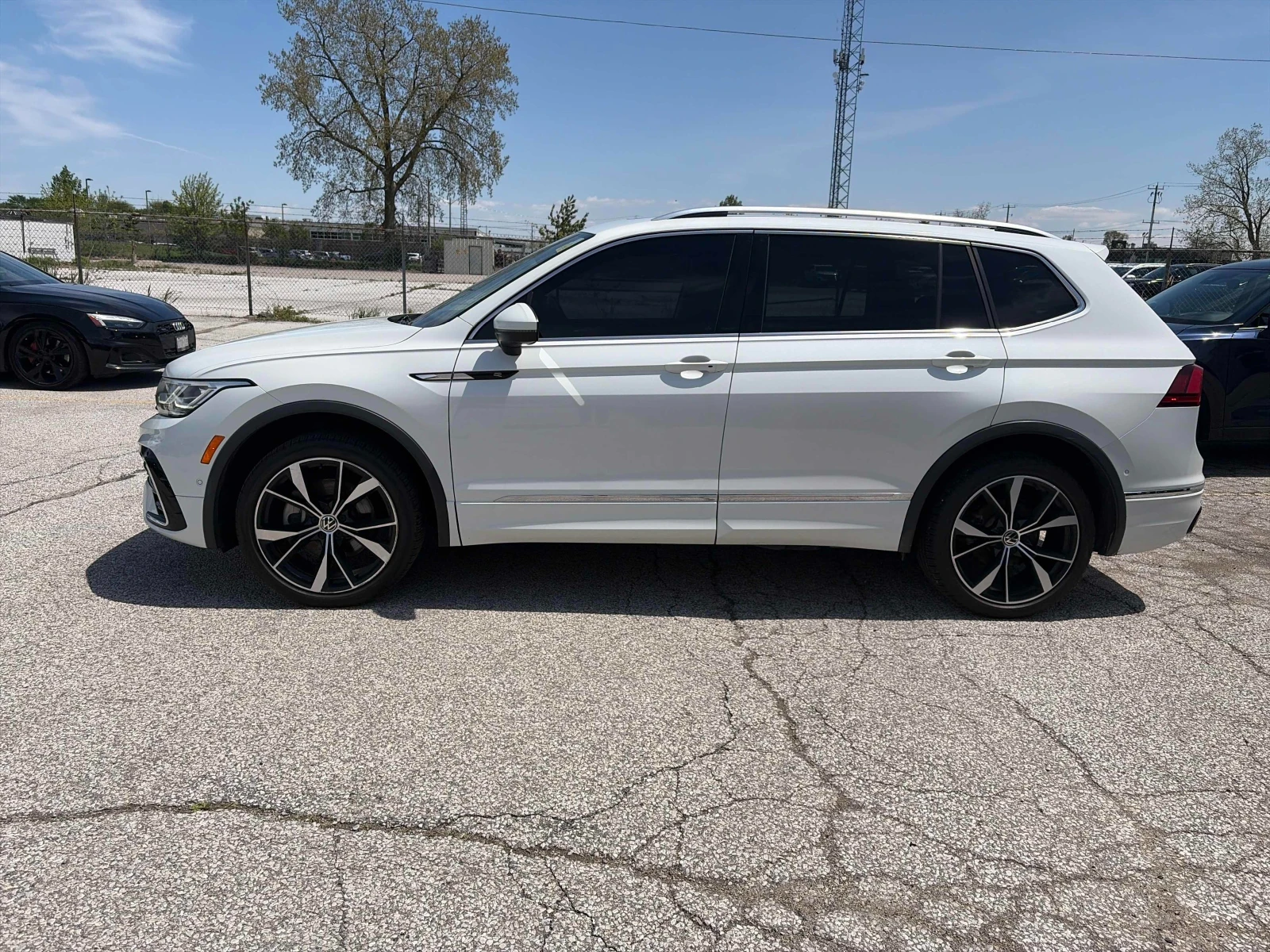 VW Tiguan CARFAX * АВТО КРЕДИТ * ПРОГНОЗНА ЦЕНА ДО БГ * , снимка 3 - Автомобили и джипове - 54684420