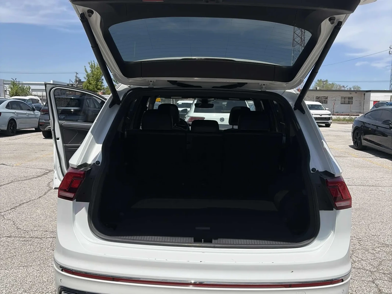 VW Tiguan CARFAX * АВТО КРЕДИТ * ПРОГНОЗНА ЦЕНА ДО БГ * , снимка 12 - Автомобили и джипове - 54684420