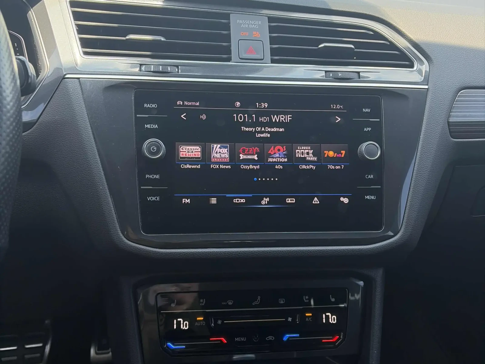 VW Tiguan CARFAX * АВТО КРЕДИТ * ПРОГНОЗНА ЦЕНА ДО БГ * , снимка 11 - Автомобили и джипове - 54684420