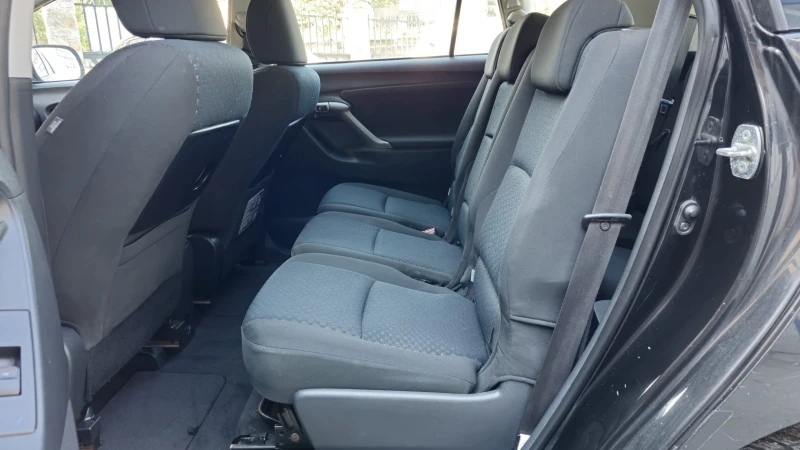 Toyota Verso 1.8 Valvematic, снимка 11 - Автомобили и джипове - 47293679