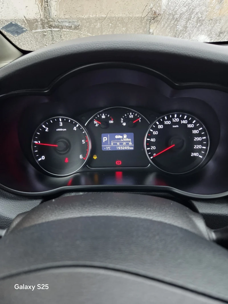 Kia Carens Kia Carens 7 местна Швейцария, снимка 13 - Автомобили и джипове - 53340536