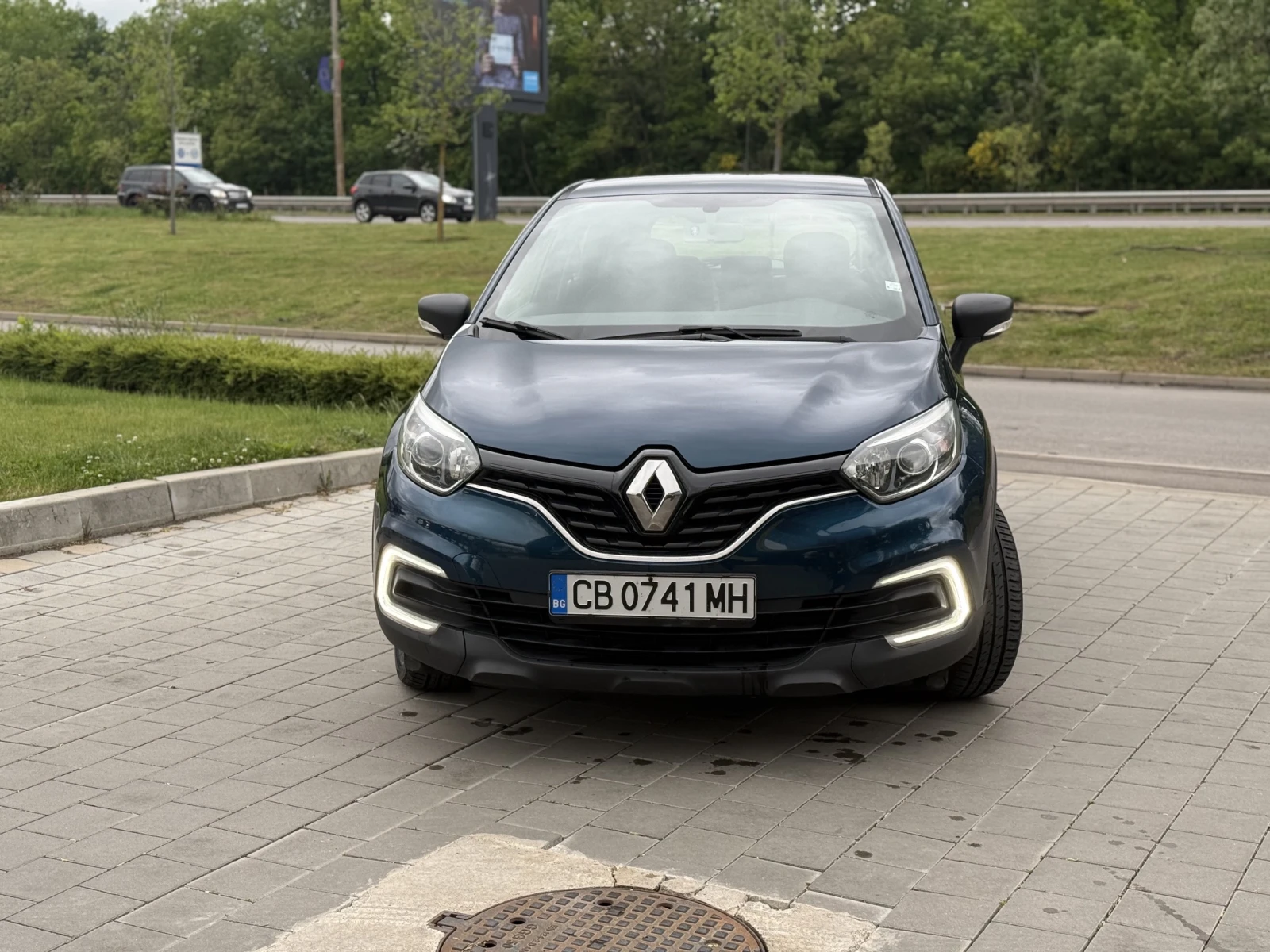 Renault Captur 1.5d, снимка 2 - Автомобили и джипове - 54585008