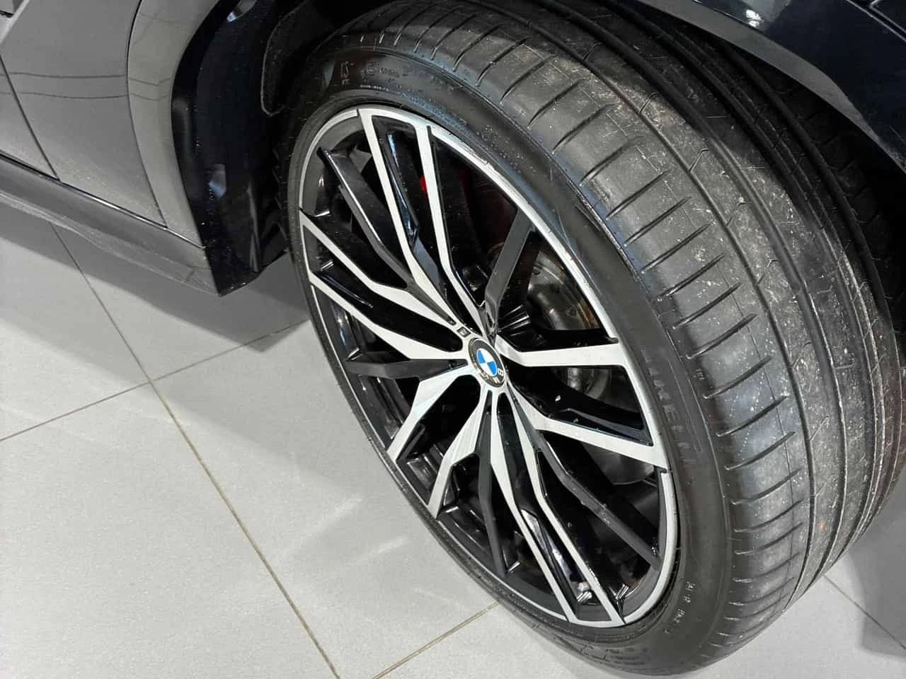 BMW X6 M50i/CARFAX/360/ОБДУХВАНЕ/ПАНОРАМА/ДИСТРОНИК, снимка 6 - Автомобили и джипове - 53956565