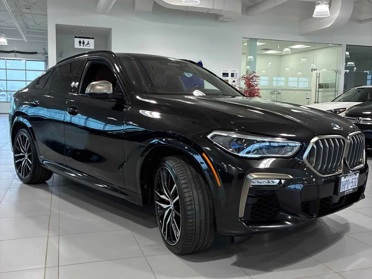 BMW X6 M50i/CARFAX/360/ОБДУХВАНЕ/ПАНОРАМА/ДИСТРОНИК, снимка 4 - Автомобили и джипове - 53956565