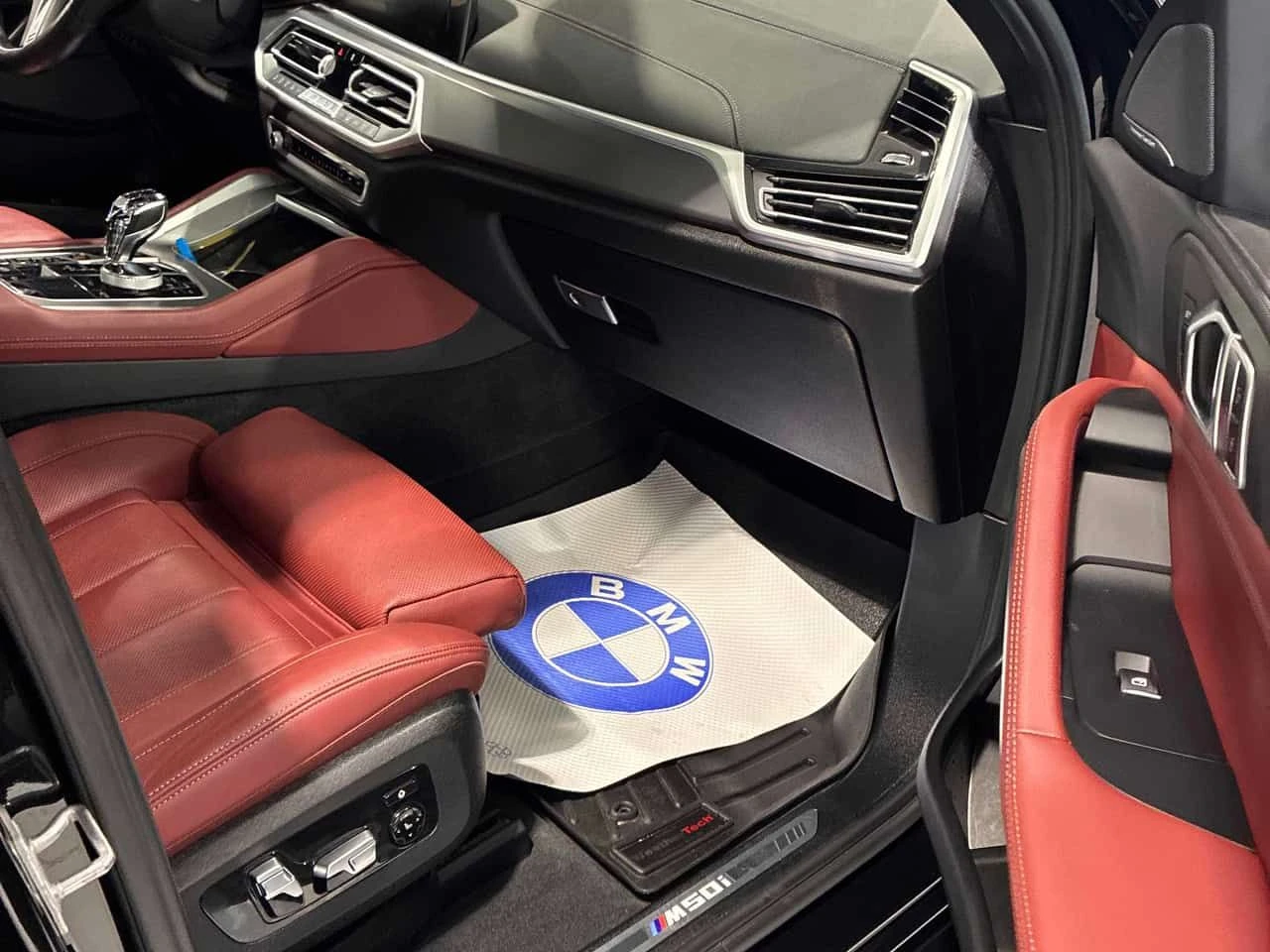 BMW X6 M50i/CARFAX/360/ОБДУХВАНЕ/ПАНОРАМА/ДИСТРОНИК, снимка 12 - Автомобили и джипове - 53956565