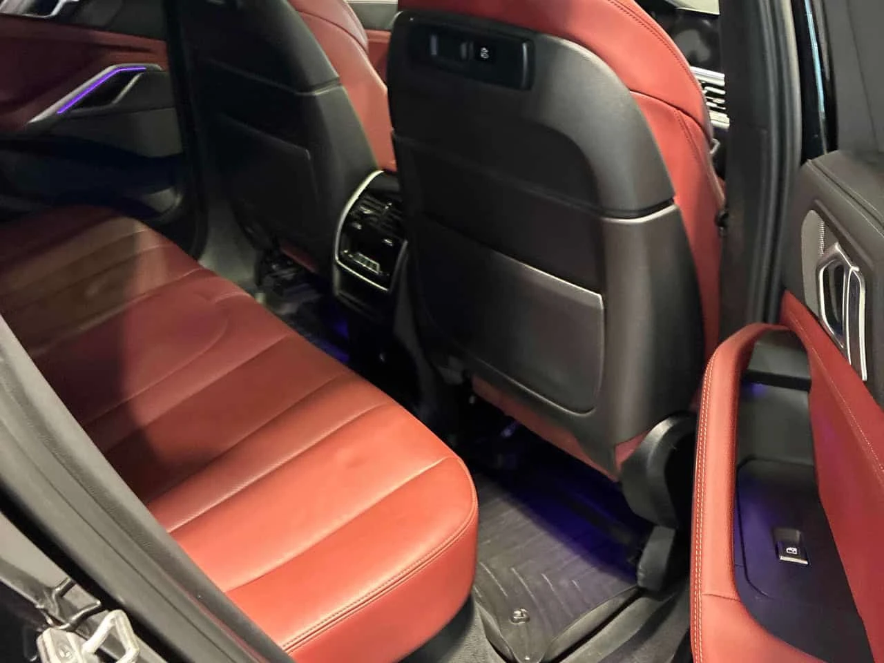 BMW X6 M50i/CARFAX/360/ОБДУХВАНЕ/ПАНОРАМА/ДИСТРОНИК, снимка 11 - Автомобили и джипове - 53956565