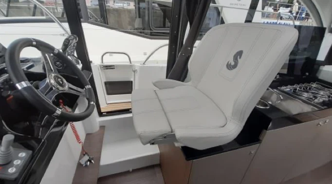 Моторна яхта Beneteau Antares 11 Fly, снимка 4 - Воден транспорт - 54138920