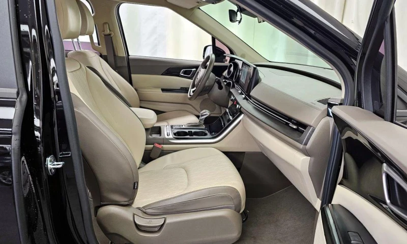 Kia Carnival, снимка 11 - Автомобили и джипове - 51957366