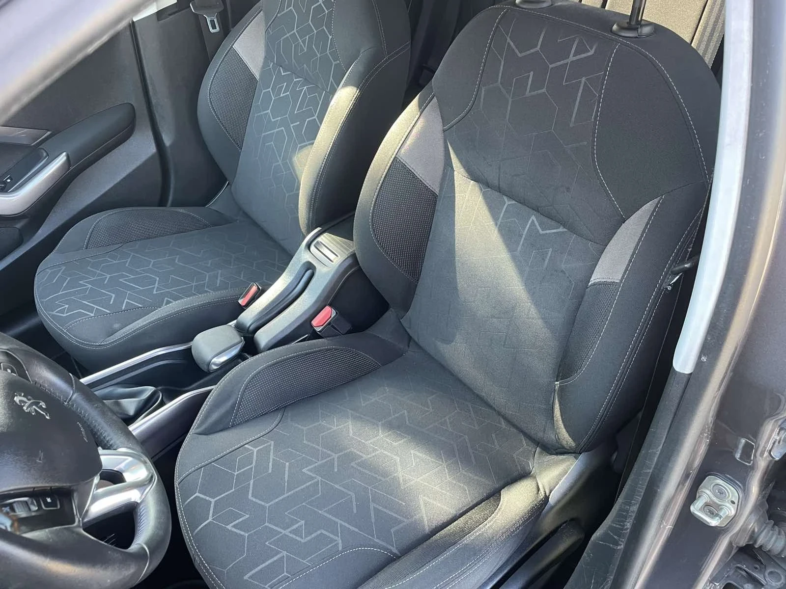 Peugeot 2008 1.6 e-HDi микро-хибрид, снимка 13 - Автомобили и джипове - 55248027
