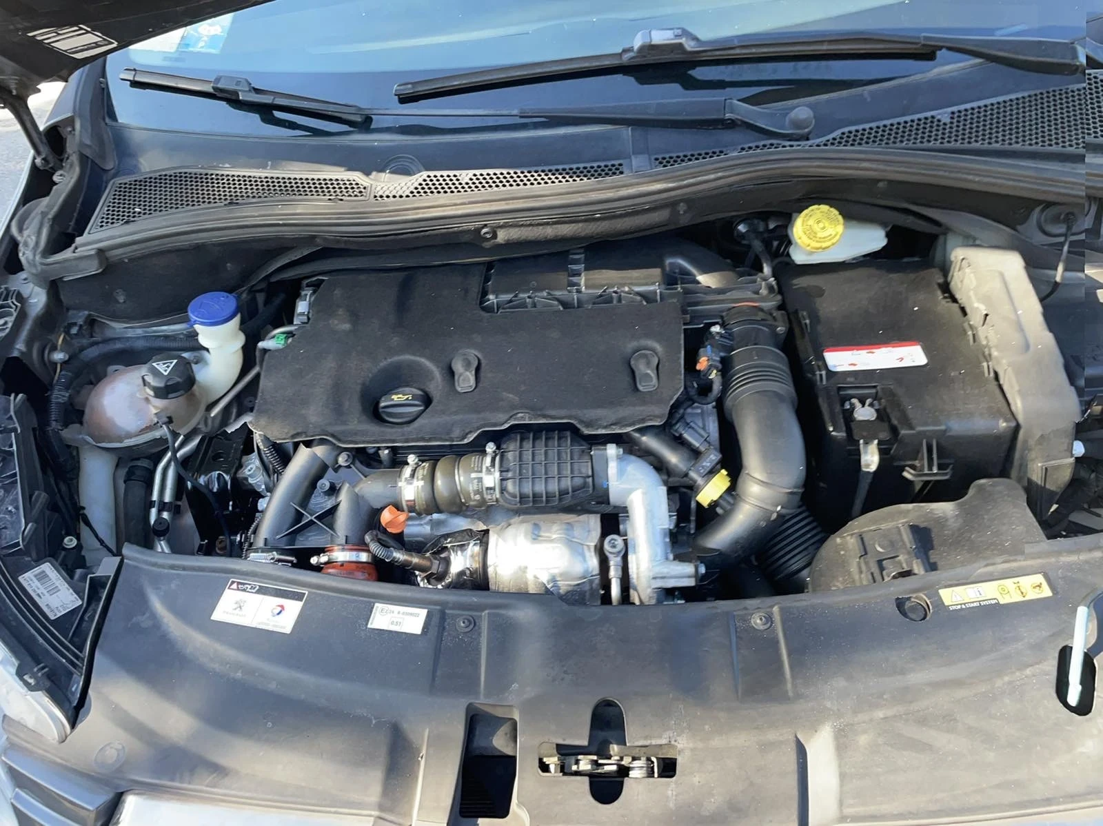 Peugeot 2008 1.6 e-HDi микро-хибрид, снимка 16 - Автомобили и джипове - 55248027