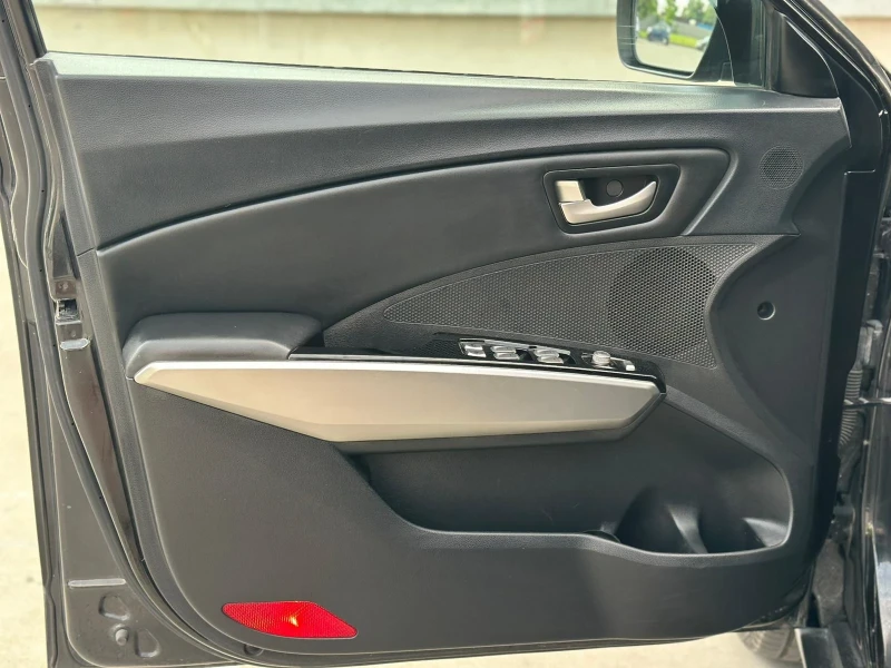 SsangYong Tivoli, снимка 11 - Автомобили и джипове - 53270373