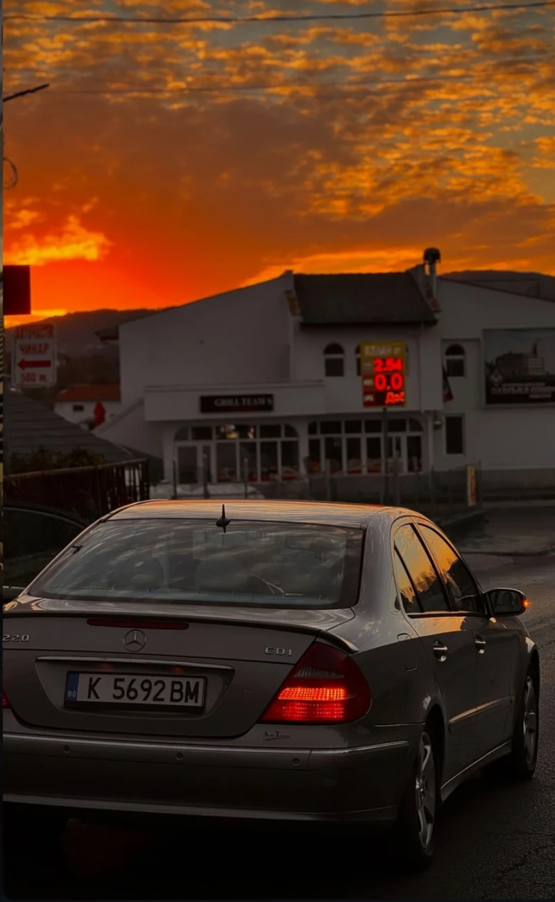 Mercedes-Benz E 220, снимка 2 - Автомобили и джипове - 53273022