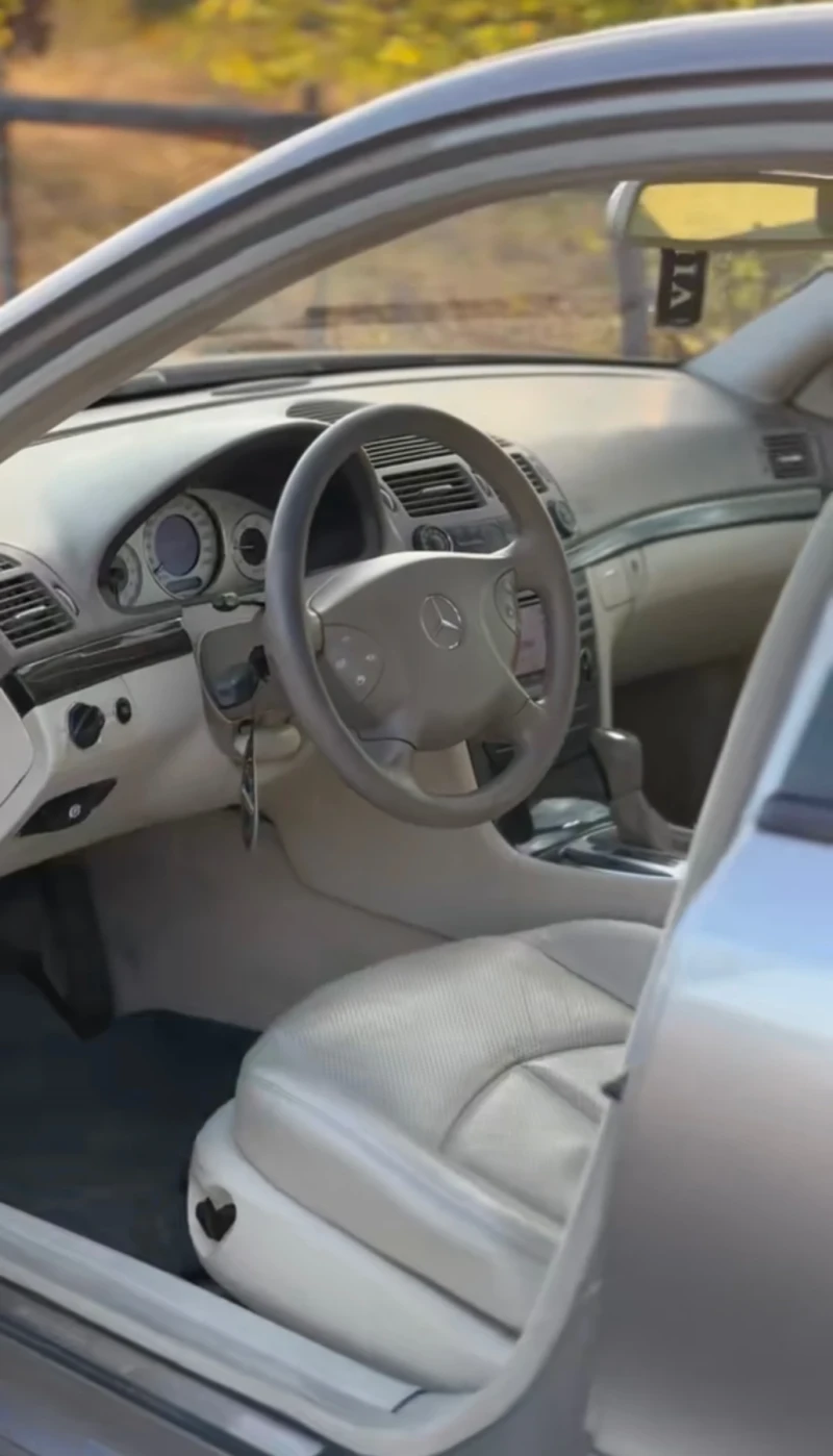 Mercedes-Benz E 220, снимка 7 - Автомобили и джипове - 53273022