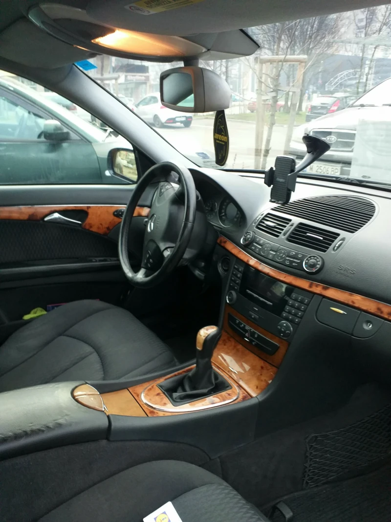 Mercedes-Benz E 240, снимка 7 - Автомобили и джипове - 53416537