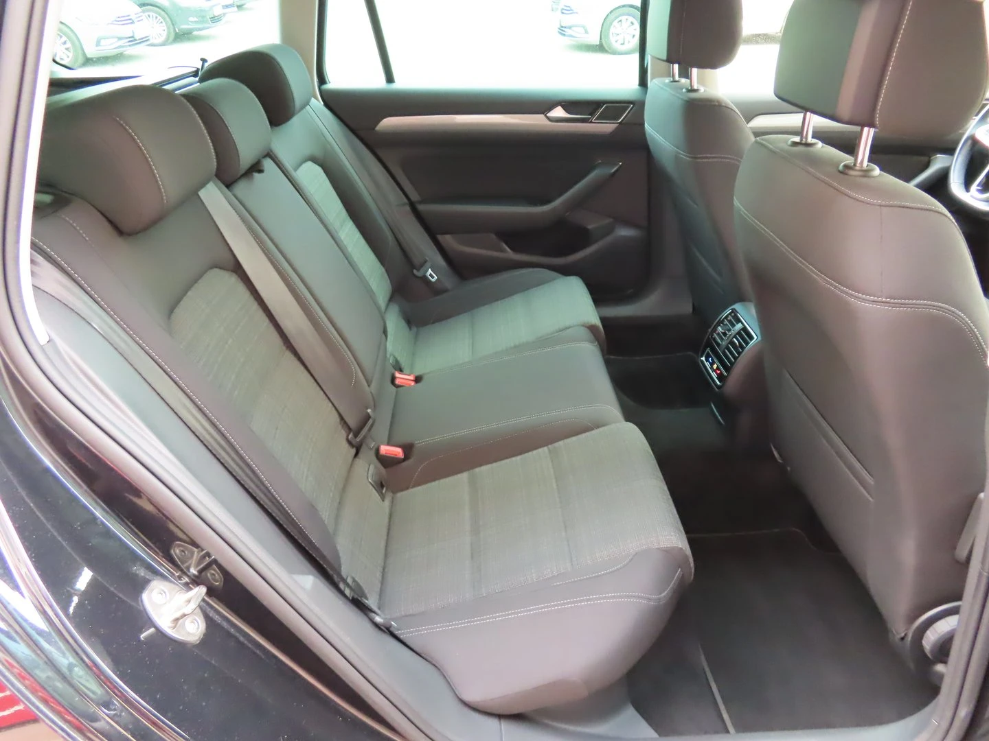 VW Passat Business 2.0 TDI SCR DSG - изображение 10