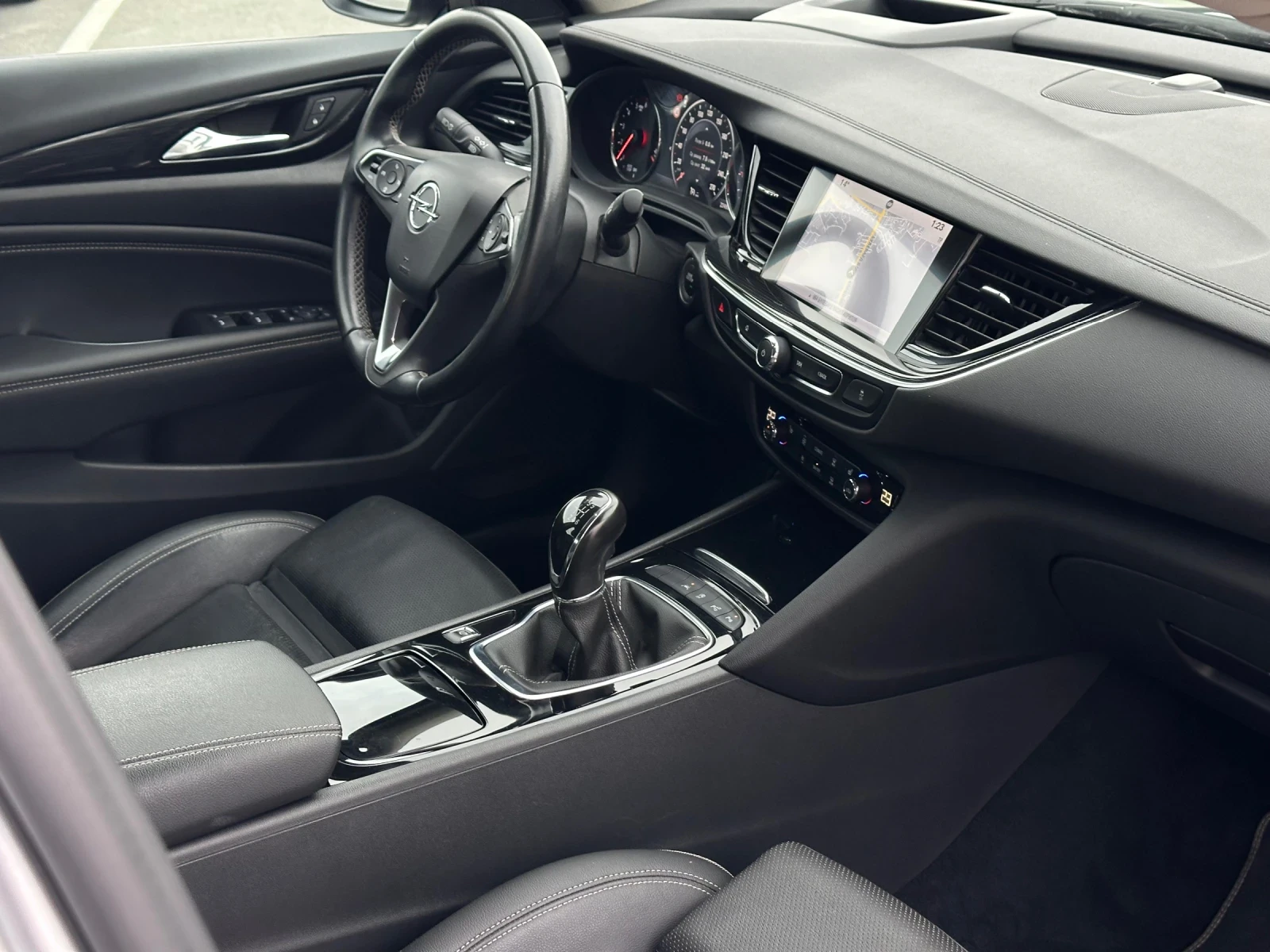 Opel Insignia 2.0 CDTI Innovation| Matrix| GrSport| Кожа| Digita, снимка 17 - Автомобили и джипове - 53893010