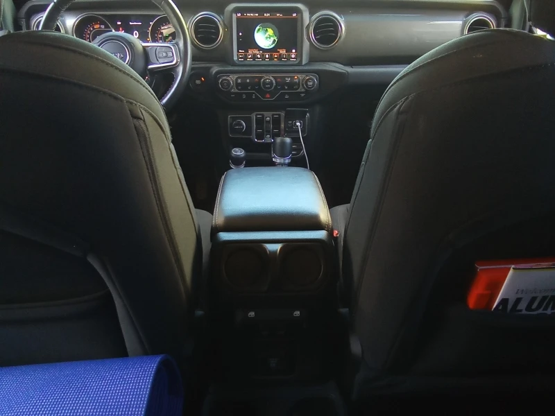 Jeep Wrangler Unlimited Sahara 4D Utility 4WD, снимка 12 - Автомобили и джипове - 54645519