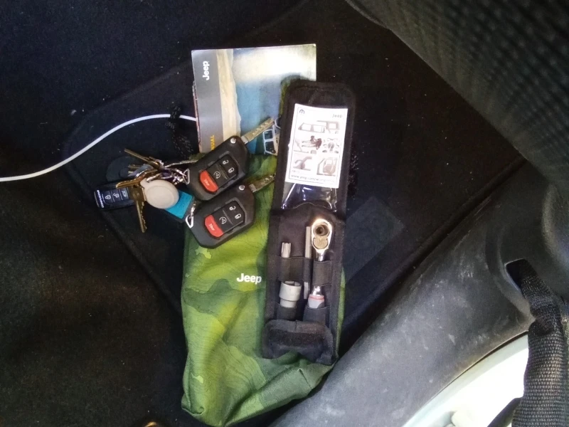Jeep Wrangler Unlimited Sahara 4D Utility 4WD, снимка 11 - Автомобили и джипове - 54645519