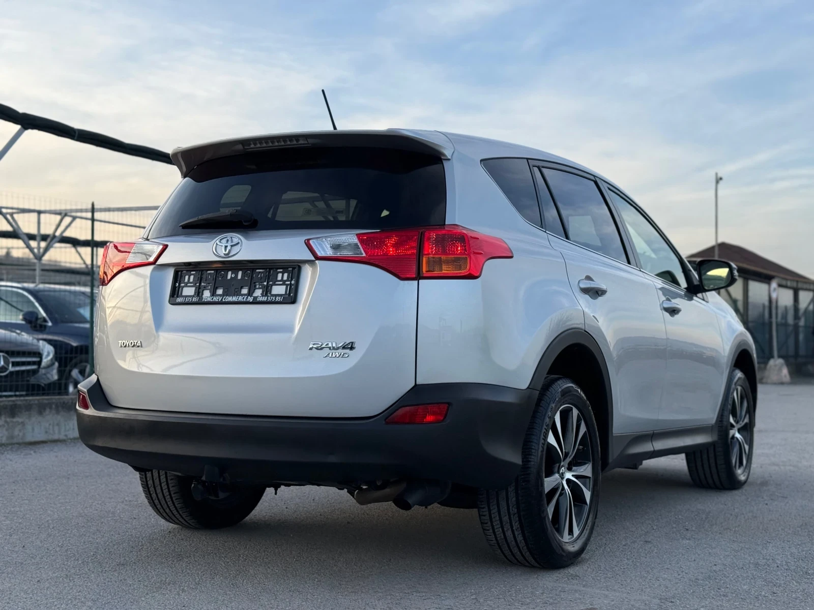 Toyota Rav4 2.2-d4d-135.000km-ORIGINAL-LED-NAVI-KAMERA-KEYLES - изображение 6