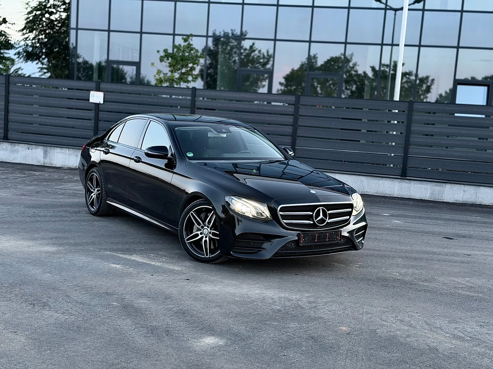 Mercedes-Benz E 350 Digital AMG ОБСЛУЖЕН БАРТЕР ЛИЗИНГ, снимка 4 - Автомобили и джипове - 56185329